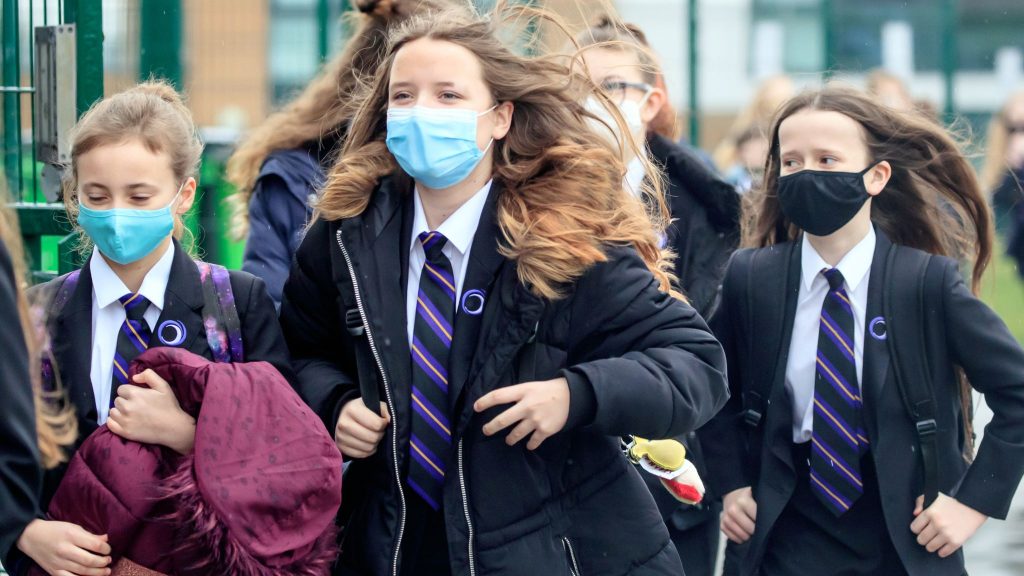 İngiltere’de öğrenciler maske takmaya başlayacak