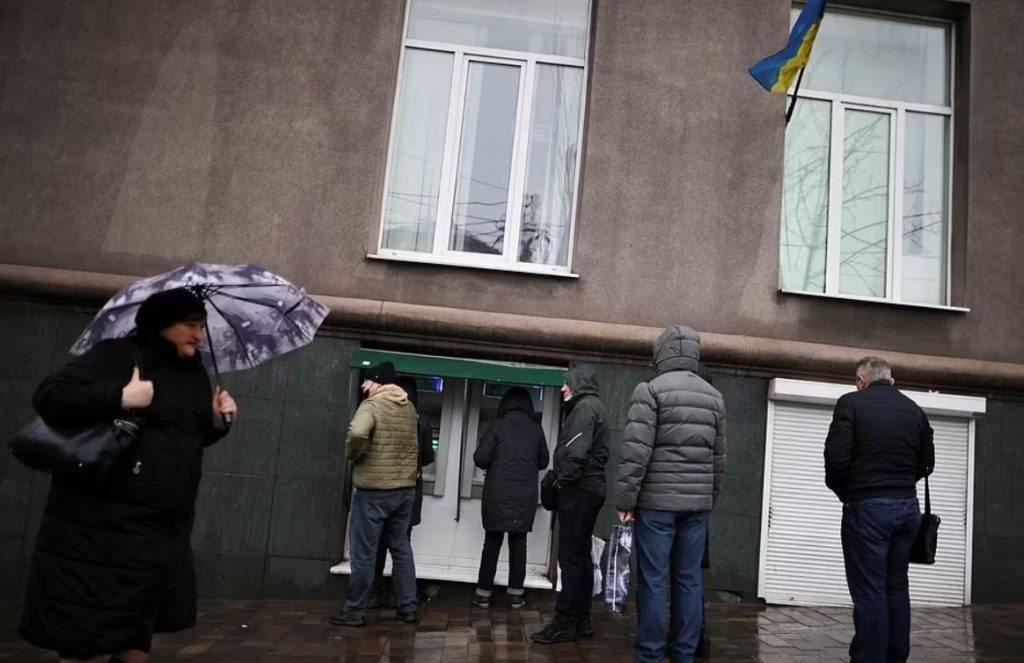 Ukrayna’da kriz büyüyor: ATM ve benzin istasyonlarında kuyruk bitmiyor