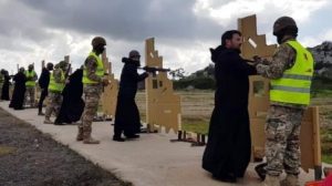 Güney Kıbrıs’ta askerler rahiplere silah eğitimi verdi