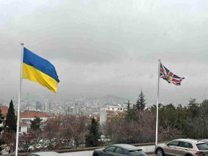 İngiltere Büyükelçiliği büyükelçilik yerleşkesine Ukrayna bayrağı astı