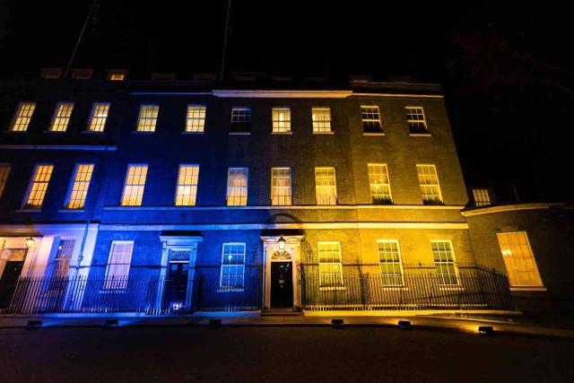 İngiltere’de Başbakanlık Ofisi binasına Ukrayna bayrağının renkleri yansıtıldı
