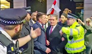 İngiltere’de İşçi Partisi lideri Starmer’a yönelik protestoda iki kişi tutuklandı