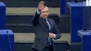 Avrupa Parlamentosu’nda Nazi selamı verdi