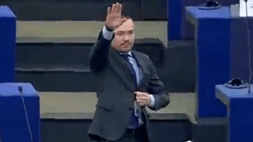 Avrupa Parlamentosu’nda Nazi selamı verdi