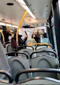Güney Londra’da otobüste dehşet anları: Komando bıçaklı kılıçlı kavga