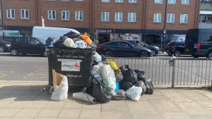 Toplanmayan çöp yığınları Enfield sokaklarında
