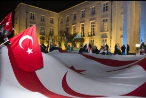 Londra’daki Kıbrıslı Türkler, KKTC bayrağı için ikinci kez eylem düzenledi
