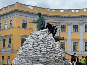 Rus işgaline karşı tarihi heykeli kum torbalarıyla kapladılar