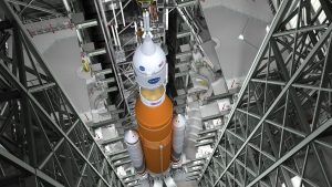 NASA Ay görevi için inşa edilen dev roketi, ilk kez fırlatma rampasına taşıyacak