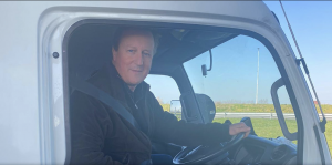 İngiltere eski başbakanı, Polonya’ya götürdüğü yardım yüklü kamyonu kendisi kullanıyor