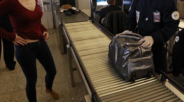 Hamile kadının cinsel organının içine sakladıkları havalimanı güvenliğini şaşırttı