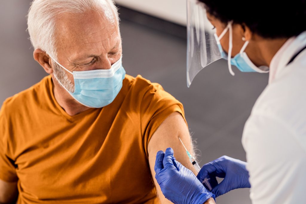 “Destekleyici aşı olanlarda Omicron gripten daha kısa sürüyor”