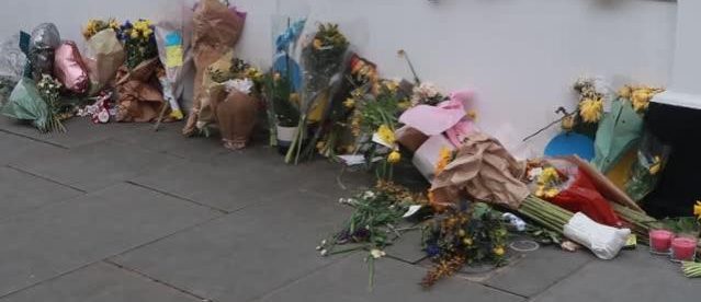 Londra’da Ukrayna Büyükelçiliği önüne savaşta hayatını kaybedenler için çiçek bırakıldı