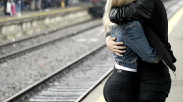 Tren istasyonunda herkesin gözü önünde cinsel ilişkiye giren çift, linç ediliyordu
