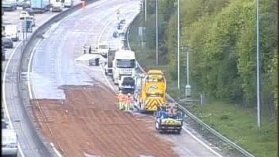 Cooking oil spillage causes chaos on M25 for second day