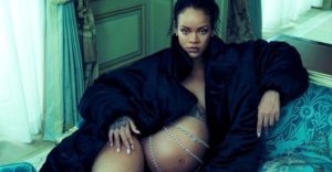 Rihanna’nın hamilelik pozları olay oldu