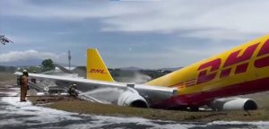 Kosta Rika’da acil iniş yapan kargo uçağı ikiye bölündü