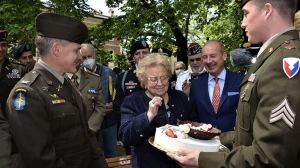 ABD ordusu 1945’te pastasını çaldığı kadına 90’ıncı yaş gününde sürpriz yaptı