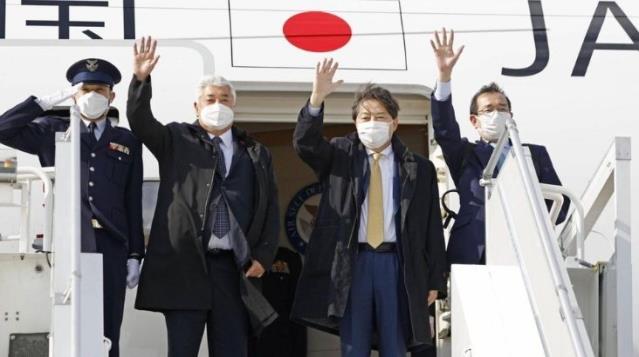 Japonya Dışişleri Bakanı, Polonya dönüşü Ukraynalı 20 mülteciyi ülkesine götürdü