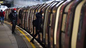 Londra’da yaklaşık 4 bin maskesiz yolcu para cezasına çarptırıldı