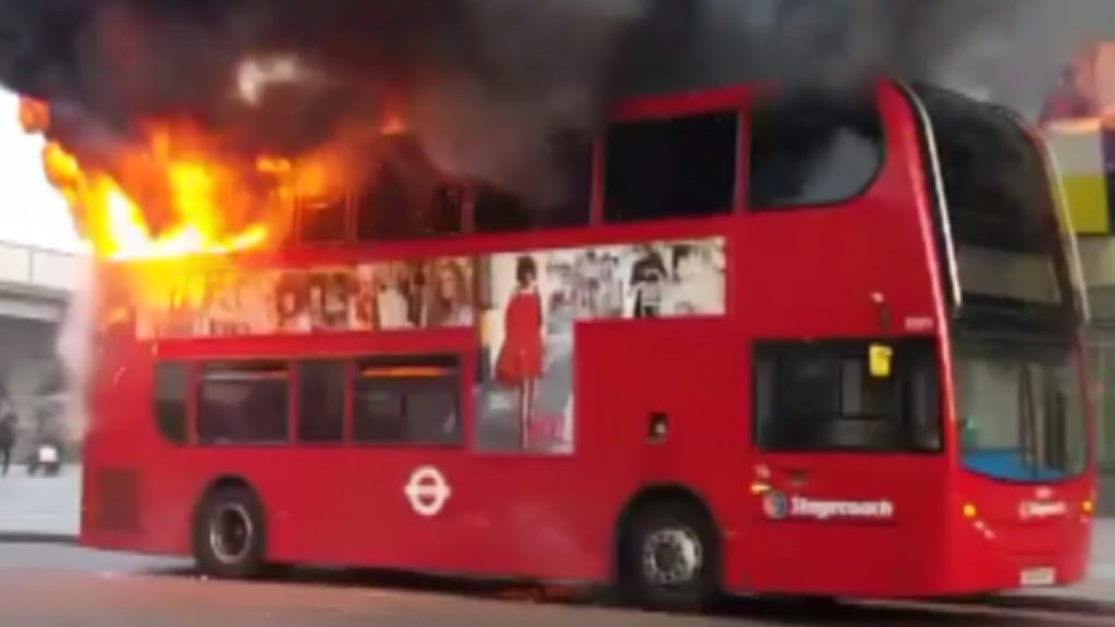 Londra’da 6 otobüs alevler içinde kaldı