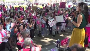 İngiltere’de kadınlar ABD’deki kürtaj yasasını protesto etti