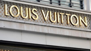 Louis Vuitton ile ilgili skandal iddia: Kendi butiğinden sahte çanta satıyor