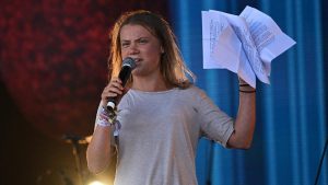 Greta Thunberg, Glastonbury Festivali’nde sahneye çıktı
