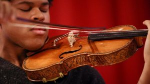1679’da yapılan Stradivari marka kemanın rekor fiyata alıcı bulması bekleniyor