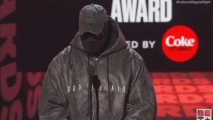 Kanye West’ten şaşırtan görüntü: Ödül törenine maskeli katıldı