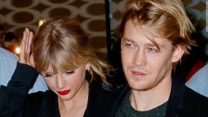 Taylor Swift, İngiliz oyuncu Joe Alwyn ile gizlice nişanlandı