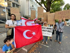 Kıbrıslı Türkler Yunanistan Büyükelçiliği önünde protesto düzenledi