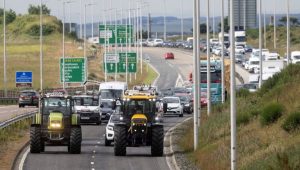 İngiltere’de benzin fiyatlarındaki artışa karşı otoyollarda ‘yavaş gitme’ protestoları yapılıyor