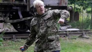 Boris Johnson askeri eğitime katılarak el bombası attı