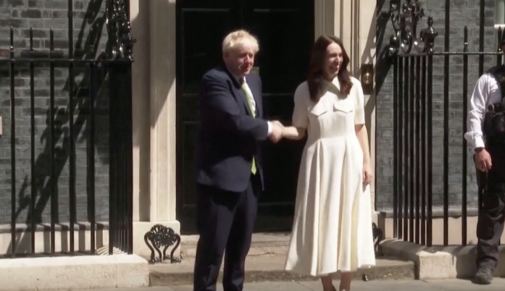 Boris Johnson’ın Yeni Zelanda Başbakanı Ardern ile tokalaşması gündem oldu