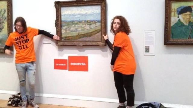 Petrol karşıtı aktivistler ellerini Van Gogh tablosuna yapıştırdı