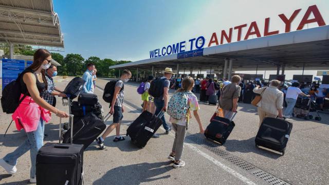 Avrupalı yaşlılar doğalgaz parasına Antalya’da lüks otelde kalabilir