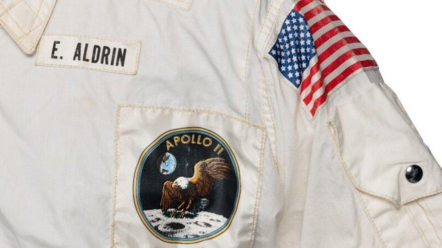 Ay’a ayak basan ikinci astronotun ceketi 2,8 milyon dolara satıldı