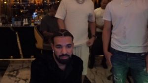 Drake canlı yayında kumar oynadı