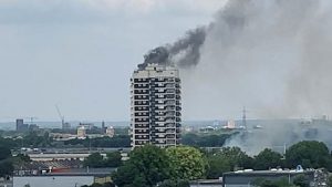 Londra’da apartman yangını: Yüzden fazla itfaiyeci seferber oldu