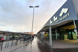 Luton havaalanı, pist hatası nedeniyle uçuşları askıya aldı