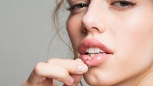 Piercing yüzünden dudağı enfeksiyon kapan genç kız hayatını kaybetti