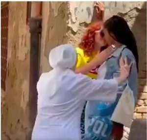 Rahibe, sokak ortasında öpüşen kadınları ayırmaya kalktı