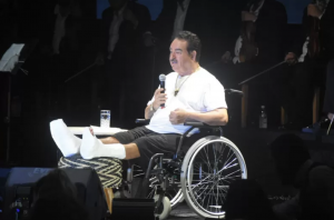 Trafik kazası geçiren İbrahim Tatlıses, tekerlekli sandalyede sahneye çıktı