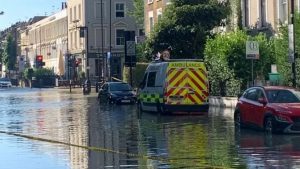 Londra’da su borusu patladı, sokaklar göle döndü