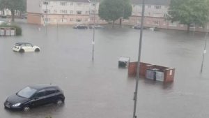 Aşırı sıcakların etkili olduğu İngiltere’de şiddetli yağış görüldü