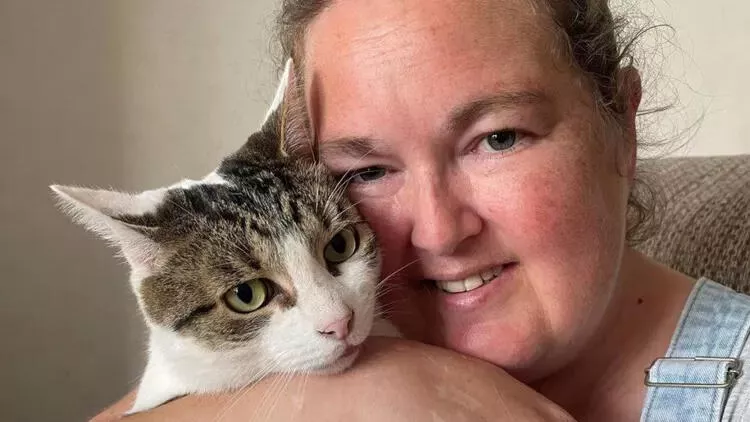 Kalp krizi geçiren kadını kedisi kurtardı
