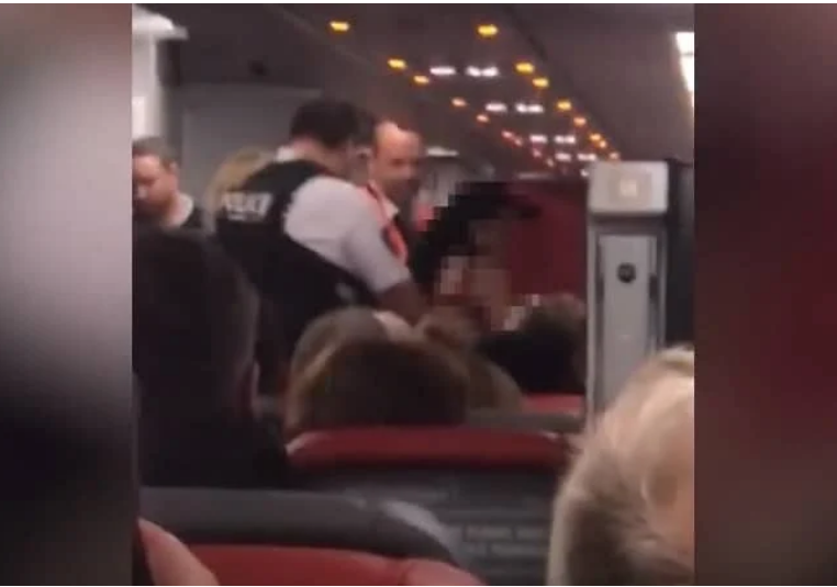 Larnaka-Manchester uçuşunda soyunan bir kadın yolcunun “Allah-u Ekber” diyerek  pilot kabinine girmeye çalıştı