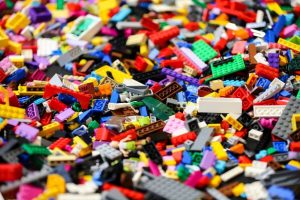 4 bin pound değerindeki Lego oyuncağı çalan üçlüye hapis cezası verildi