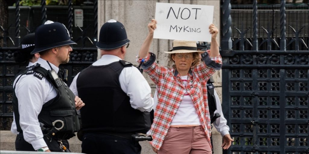 İngiltere’de monarşi karşıtı protestolardaki gözaltılar tartışmalara yol açtı